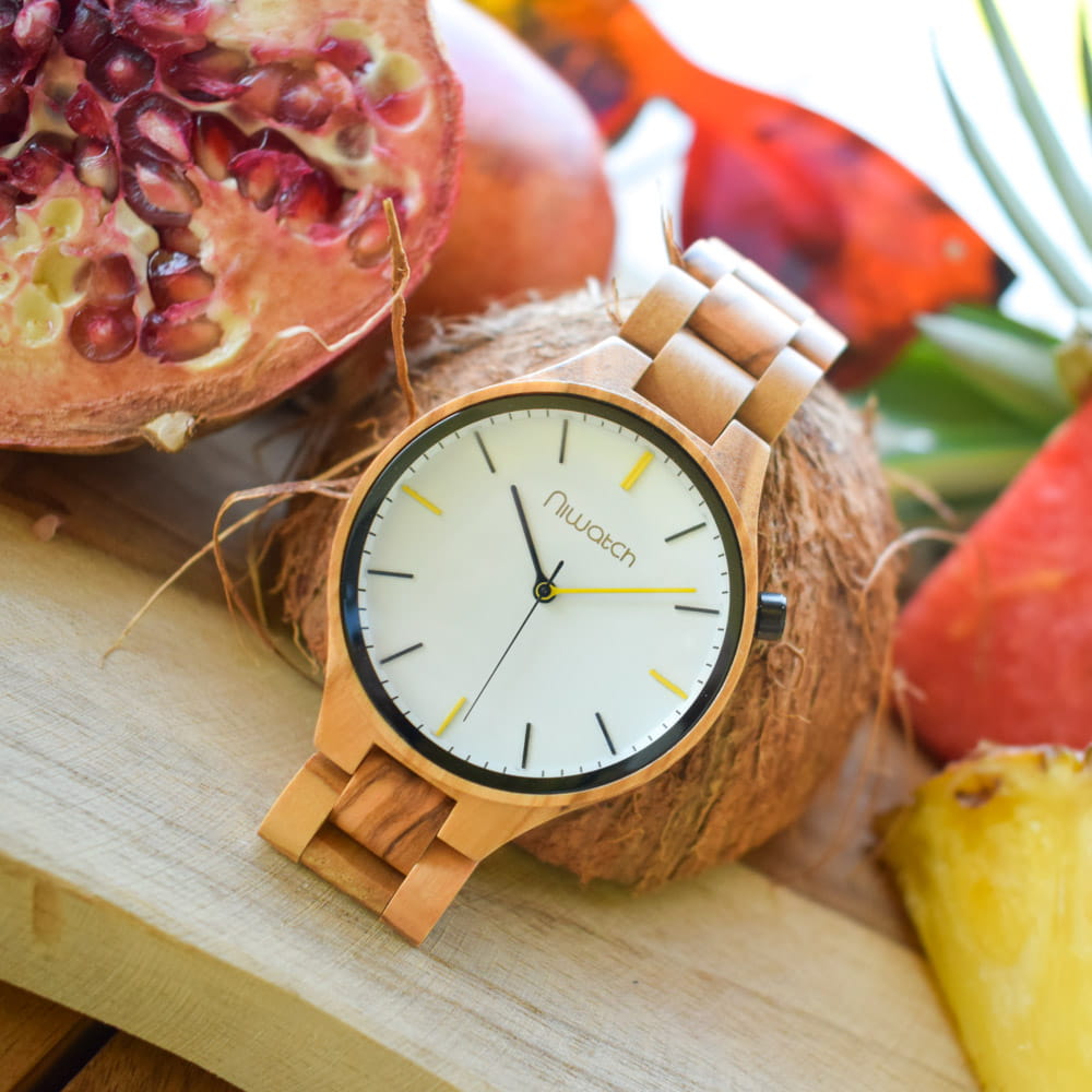 drewniany-zegarek-niwatch-casual-zebrano-na-tle-kokosa-i-granatu